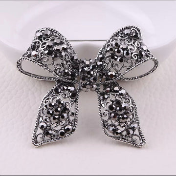 Brosa in forma de Fundita Marcasite cu Cutie Cadou